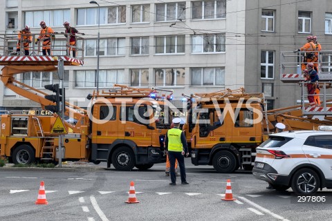  06.05.2025 WARSZAWA<br />
NAPRAWA USZKODZONEJ SIECI TRAKCYJNEJ<br />
N/Z SLUZBY NAPRAWIAJACE USZKODZENIA TRAMWAJE WARSZAWSKIE<br />
 