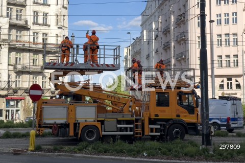  06.05.2025 WARSZAWA<br />
NAPRAWA USZKODZONEJ SIECI TRAKCYJNEJ<br />
N/Z SLUZBY NAPRAWIAJACE USZKODZENIA TRAMWAJE WARSZAWSKIE<br />
 