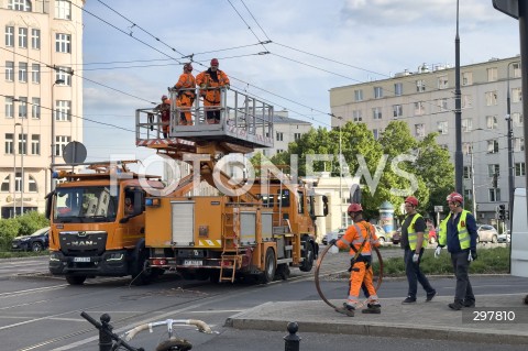  06.05.2025 WARSZAWA<br />
NAPRAWA USZKODZONEJ SIECI TRAKCYJNEJ<br />
N/Z SLUZBY NAPRAWIAJACE USZKODZENIA TRAMWAJE WARSZAWSKIE<br />
 