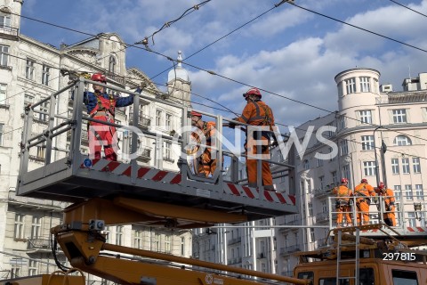 06.05.2025 WARSZAWA<br />
NAPRAWA USZKODZONEJ SIECI TRAKCYJNEJ<br />
N/Z SLUZBY NAPRAWIAJACE USZKODZENIA TRAMWAJE WARSZAWSKIE<br />
 