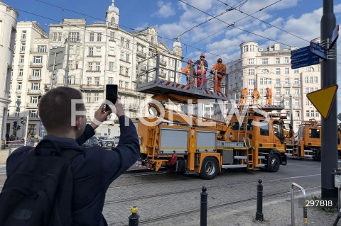  06.05.2025 WARSZAWA<br />
NAPRAWA USZKODZONEJ SIECI TRAKCYJNEJ<br />
N/Z SLUZBY NAPRAWIAJACE USZKODZENIA TRAMWAJE WARSZAWSKIE<br />
 