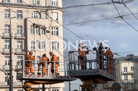  06.05.2025 WARSZAWA<br />
NAPRAWA USZKODZONEJ SIECI TRAKCYJNEJ<br />
N/Z SLUZBY NAPRAWIAJACE USZKODZENIA TRAMWAJE WARSZAWSKIE<br />
 