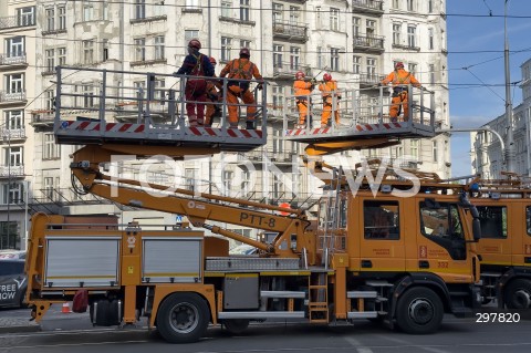  06.05.2025 WARSZAWA<br />
NAPRAWA USZKODZONEJ SIECI TRAKCYJNEJ<br />
N/Z SLUZBY NAPRAWIAJACE USZKODZENIA TRAMWAJE WARSZAWSKIE<br />
 