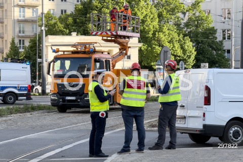  06.05.2025 WARSZAWA<br />
NAPRAWA USZKODZONEJ SIECI TRAKCYJNEJ<br />
N/Z SLUZBY NAPRAWIAJACE USZKODZENIA TRAMWAJE WARSZAWSKIE<br />
 