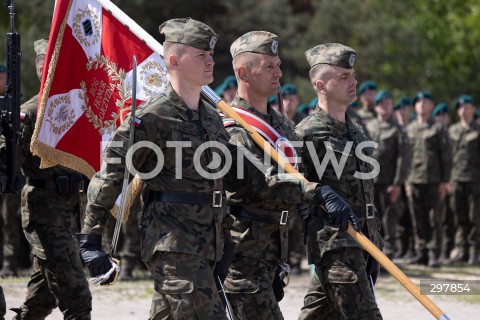  08.05.2025 WARSZAWA<br />
UROCZYSTY APEL Z OKAZJI NARODOWEGO DNIA ZWYCIESTWA W 1 WARSZAWSKIEJ BRYGADZIE PANCERNEJ<br />
N/Z POCZET SZTANDAROWY WOJSKA POLSKIEGO<br />
FOT. ANTONI BYSZEWSKI/FOTONEWS 