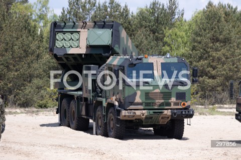  08.05.2025 WARSZAWA<br />
UROCZYSTY APEL Z OKAZJI NARODOWEGO DNIA ZWYCIESTWA W 1 WARSZAWSKIEJ BRYGADZIE PANCERNEJ<br />
N/Z WYRZUTNIA HOMAR<br />
FOT. ANTONI BYSZEWSKI/FOTONEWS 