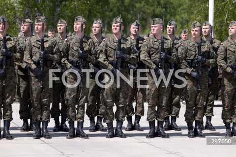  08.05.2025 WARSZAWA<br />
UROCZYSTY APEL Z OKAZJI NARODOWEGO DNIA ZWYCIESTWA W 1 WARSZAWSKIEJ BRYGADZIE PANCERNEJ<br />
N/Z ZOLNIERZE WOJSKA POLSKIEGO<br />
FOT. ANTONI BYSZEWSKI/FOTONEWS 