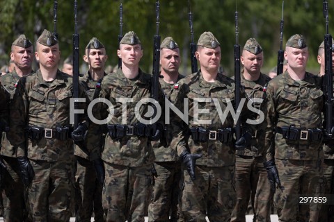  08.05.2025 WARSZAWA<br />
UROCZYSTY APEL Z OKAZJI NARODOWEGO DNIA ZWYCIESTWA W 1 WARSZAWSKIEJ BRYGADZIE PANCERNEJ<br />
N/Z ZOLNIERZE WOJSKA POLSKIEGO<br />
FOT. ANTONI BYSZEWSKI/FOTONEWS 