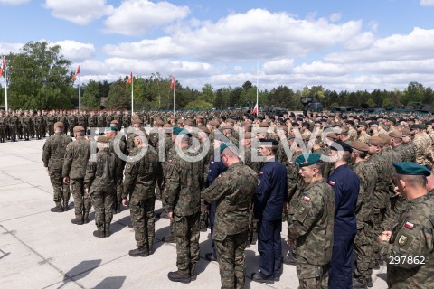  08.05.2025 WARSZAWA<br />
UROCZYSTY APEL Z OKAZJI NARODOWEGO DNIA ZWYCIESTWA W 1 WARSZAWSKIEJ BRYGADZIE PANCERNEJ<br />
N/Z ZOLNIERZE WOJSKA POLSKIEGO<br />
FOT. ANTONI BYSZEWSKI/FOTONEWS 