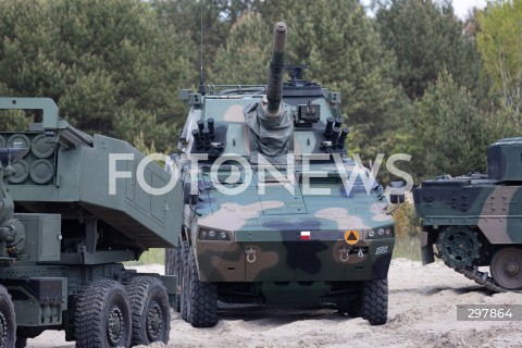  08.05.2025 WARSZAWA<br />
UROCZYSTY APEL Z OKAZJI NARODOWEGO DNIA ZWYCIESTWA W 1 WARSZAWSKIEJ BRYGADZIE PANCERNEJ<br />
N/Z POJAZD WOJSKOWY <br />
FOT. ANTONI BYSZEWSKI/FOTONEWS 