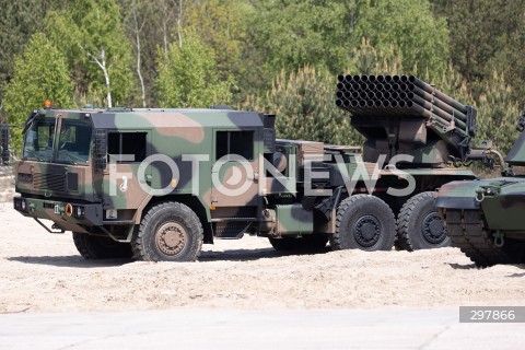  08.05.2025 WARSZAWA<br />
UROCZYSTY APEL Z OKAZJI NARODOWEGO DNIA ZWYCIESTWA W 1 WARSZAWSKIEJ BRYGADZIE PANCERNEJ<br />
N/Z WYRZUTNIA HOMAR<br />
FOT. ANTONI BYSZEWSKI/FOTONEWS 