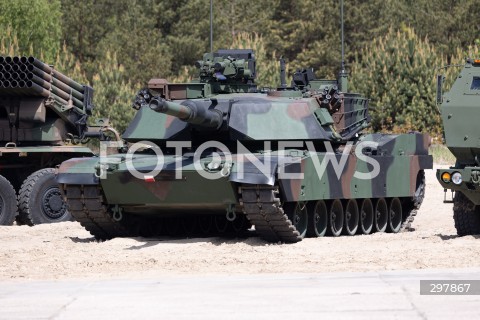  08.05.2025 WARSZAWA<br />
UROCZYSTY APEL Z OKAZJI NARODOWEGO DNIA ZWYCIESTWA W 1 WARSZAWSKIEJ BRYGADZIE PANCERNEJ<br />
N/Z CZOLG<br />
FOT. ANTONI BYSZEWSKI/FOTONEWS 