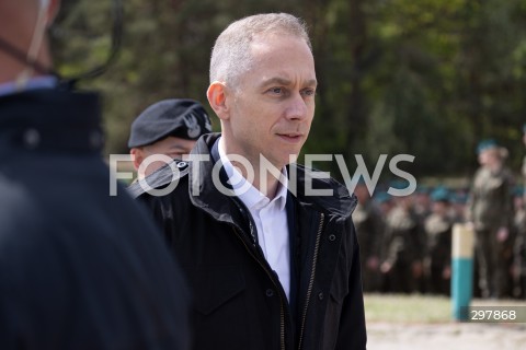  08.05.2025 WARSZAWA<br />
UROCZYSTY APEL Z OKAZJI NARODOWEGO DNIA ZWYCIESTWA W 1 WARSZAWSKIEJ BRYGADZIE PANCERNEJ<br />
N/Z CEZARY TOMCZYK<br />
FOT. ANTONI BYSZEWSKI/FOTONEWS 