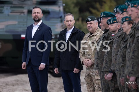  08.05.2025 WARSZAWA<br />
UROCZYSTY APEL Z OKAZJI NARODOWEGO DNIA ZWYCIESTWA W 1 WARSZAWSKIEJ BRYGADZIE PANCERNEJ<br />
N/Z WLADYSLAW KOSINIAK - KAMYSZ CEZARY TOMCZYK<br />
FOT. ANTONI BYSZEWSKI/FOTONEWS 