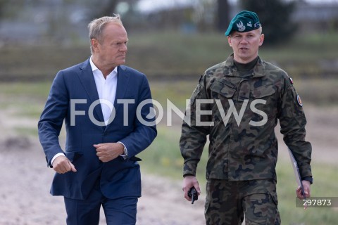  08.05.2025 WARSZAWA<br />
UROCZYSTY APEL Z OKAZJI NARODOWEGO DNIA ZWYCIESTWA W 1 WARSZAWSKIEJ BRYGADZIE PANCERNEJ<br />
N/Z PREMIER DONALD TUSK<br />
FOT. ANTONI BYSZEWSKI/FOTONEWS 