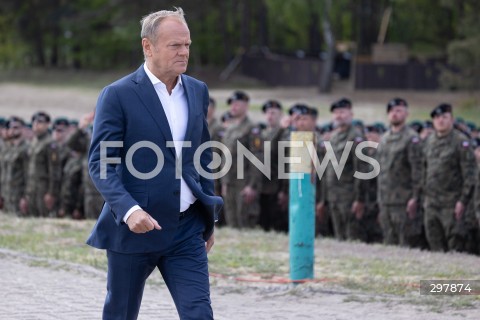  08.05.2025 WARSZAWA<br />
UROCZYSTY APEL Z OKAZJI NARODOWEGO DNIA ZWYCIESTWA W 1 WARSZAWSKIEJ BRYGADZIE PANCERNEJ<br />
N/Z PREMIER DONALD TUSK<br />
FOT. ANTONI BYSZEWSKI/FOTONEWS 