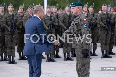  08.05.2025 WARSZAWA<br />
UROCZYSTY APEL Z OKAZJI NARODOWEGO DNIA ZWYCIESTWA W 1 WARSZAWSKIEJ BRYGADZIE PANCERNEJ<br />
N/Z PREMIER DONALD TUSK<br />
FOT. ANTONI BYSZEWSKI/FOTONEWS 