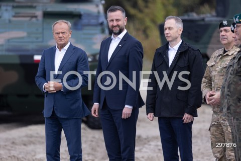  08.05.2025 WARSZAWA<br />
UROCZYSTY APEL Z OKAZJI NARODOWEGO DNIA ZWYCIESTWA W 1 WARSZAWSKIEJ BRYGADZIE PANCERNEJ<br />
N/Z PREMIER DONALD TUSK WLADYSLAW KOSINIAK - KAMYSZ CEZARY TOMCZYK<br />
FOT. ANTONI BYSZEWSKI/FOTONEWS 