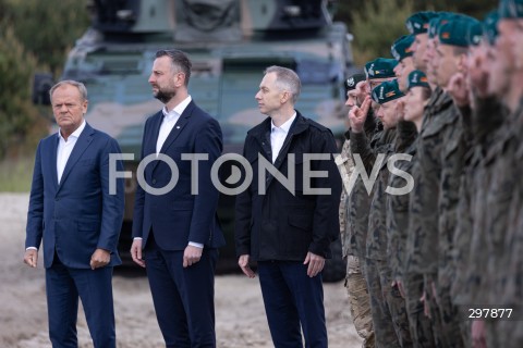  08.05.2025 WARSZAWA<br />
UROCZYSTY APEL Z OKAZJI NARODOWEGO DNIA ZWYCIESTWA W 1 WARSZAWSKIEJ BRYGADZIE PANCERNEJ<br />
N/Z PREMIER DONALD TUSK WLADYSLAW KOSINIAK - KAMYSZ CEZARY TOMCZYK<br />
FOT. ANTONI BYSZEWSKI/FOTONEWS 