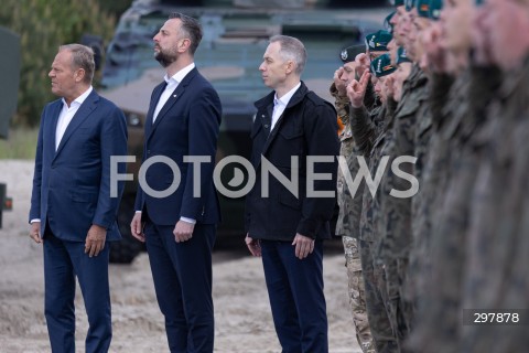  08.05.2025 WARSZAWA<br />
UROCZYSTY APEL Z OKAZJI NARODOWEGO DNIA ZWYCIESTWA W 1 WARSZAWSKIEJ BRYGADZIE PANCERNEJ<br />
N/Z PREMIER DONALD TUSK WLADYSLAW KOSINIAK - KAMYSZ CEZARY TOMCZYK<br />
FOT. ANTONI BYSZEWSKI/FOTONEWS 