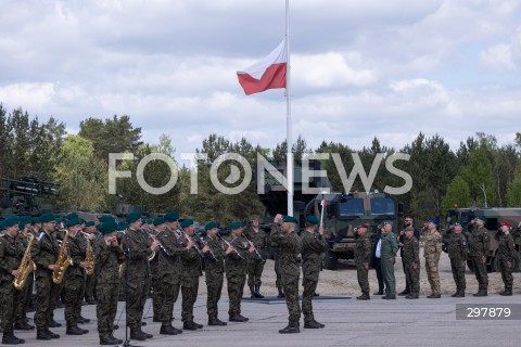  08.05.2025 WARSZAWA<br />
UROCZYSTY APEL Z OKAZJI NARODOWEGO DNIA ZWYCIESTWA W 1 WARSZAWSKIEJ BRYGADZIE PANCERNEJ<br />
N/Z FLAGA POLSKI<br />
FOT. ANTONI BYSZEWSKI/FOTONEWS 