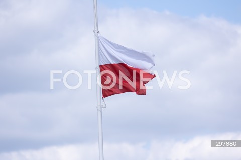  08.05.2025 WARSZAWA<br />
UROCZYSTY APEL Z OKAZJI NARODOWEGO DNIA ZWYCIESTWA W 1 WARSZAWSKIEJ BRYGADZIE PANCERNEJ<br />
N/Z FLAGA POLSKI<br />
FOT. ANTONI BYSZEWSKI/FOTONEWS 