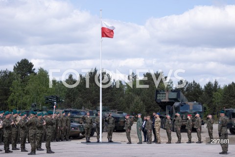  08.05.2025 WARSZAWA<br />
UROCZYSTY APEL Z OKAZJI NARODOWEGO DNIA ZWYCIESTWA W 1 WARSZAWSKIEJ BRYGADZIE PANCERNEJ<br />
N/Z FLAGA POLSKI<br />
FOT. ANTONI BYSZEWSKI/FOTONEWS 