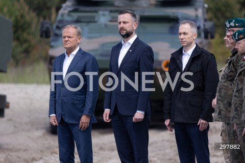  08.05.2025 WARSZAWA<br />
UROCZYSTY APEL Z OKAZJI NARODOWEGO DNIA ZWYCIESTWA W 1 WARSZAWSKIEJ BRYGADZIE PANCERNEJ<br />
N/Z PREMIER DONALD TUSK WLADYSLAW KOSINIAK - KAMYSZ CEZARY TOMCZYK<br />
FOT. ANTONI BYSZEWSKI/FOTONEWS 