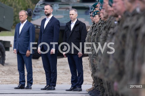  08.05.2025 WARSZAWA<br />
UROCZYSTY APEL Z OKAZJI NARODOWEGO DNIA ZWYCIESTWA W 1 WARSZAWSKIEJ BRYGADZIE PANCERNEJ<br />
N/Z PREMIER DONALD TUSK WLADYSLAW KOSINIAK - KAMYSZ CEZARY TOMCZYK<br />
FOT. ANTONI BYSZEWSKI/FOTONEWS 