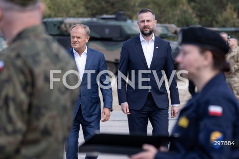  08.05.2025 WARSZAWA<br />
UROCZYSTY APEL Z OKAZJI NARODOWEGO DNIA ZWYCIESTWA W 1 WARSZAWSKIEJ BRYGADZIE PANCERNEJ<br />
N/Z PREMIER DONALD TUSK WLADYSLAW KOSINIAK - KAMYSZ<br />
FOT. ANTONI BYSZEWSKI/FOTONEWS 
