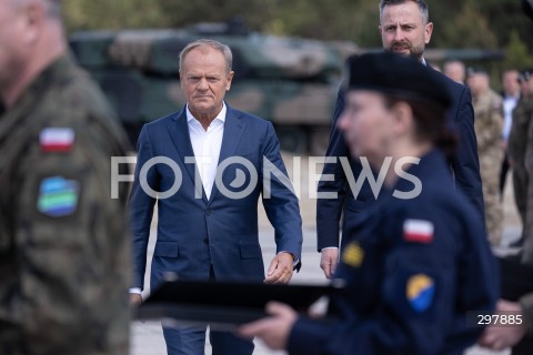  08.05.2025 WARSZAWA<br />
UROCZYSTY APEL Z OKAZJI NARODOWEGO DNIA ZWYCIESTWA W 1 WARSZAWSKIEJ BRYGADZIE PANCERNEJ<br />
N/Z PREMIER DONALD TUSK<br />
FOT. ANTONI BYSZEWSKI/FOTONEWS 