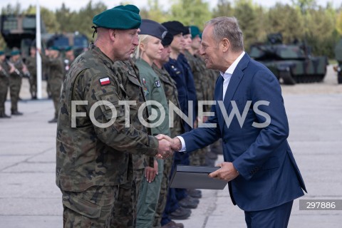  08.05.2025 WARSZAWA<br />
UROCZYSTY APEL Z OKAZJI NARODOWEGO DNIA ZWYCIESTWA W 1 WARSZAWSKIEJ BRYGADZIE PANCERNEJ<br />
N/Z PREMIER DONALD TUSK<br />
FOT. ANTONI BYSZEWSKI/FOTONEWS 