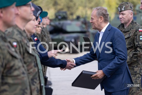  08.05.2025 WARSZAWA<br />
UROCZYSTY APEL Z OKAZJI NARODOWEGO DNIA ZWYCIESTWA W 1 WARSZAWSKIEJ BRYGADZIE PANCERNEJ<br />
N/Z PREMIER DONALD TUSK<br />
FOT. ANTONI BYSZEWSKI/FOTONEWS 