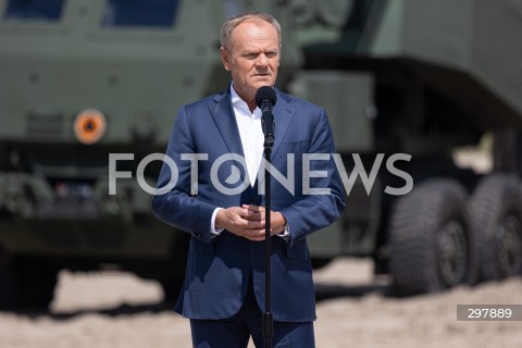  08.05.2025 WARSZAWA<br />
UROCZYSTY APEL Z OKAZJI NARODOWEGO DNIA ZWYCIESTWA W 1 WARSZAWSKIEJ BRYGADZIE PANCERNEJ<br />
N/Z PREMIER DONALD TUSK<br />
FOT. ANTONI BYSZEWSKI/FOTONEWS 