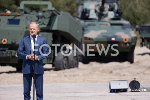  08.05.2025 WARSZAWA<br />
UROCZYSTY APEL Z OKAZJI NARODOWEGO DNIA ZWYCIESTWA W 1 WARSZAWSKIEJ BRYGADZIE PANCERNEJ<br />
N/Z PREMIER DONALD TUSK<br />
FOT. ANTONI BYSZEWSKI/FOTONEWS 