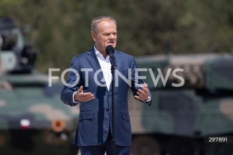  08.05.2025 WARSZAWA<br />
UROCZYSTY APEL Z OKAZJI NARODOWEGO DNIA ZWYCIESTWA W 1 WARSZAWSKIEJ BRYGADZIE PANCERNEJ<br />
N/Z PREMIER DONALD TUSK<br />
FOT. ANTONI BYSZEWSKI/FOTONEWS 