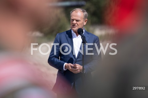  08.05.2025 WARSZAWA<br />
UROCZYSTY APEL Z OKAZJI NARODOWEGO DNIA ZWYCIESTWA W 1 WARSZAWSKIEJ BRYGADZIE PANCERNEJ<br />
N/Z PREMIER DONALD TUSK<br />
FOT. ANTONI BYSZEWSKI/FOTONEWS 
