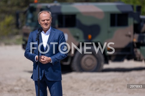  08.05.2025 WARSZAWA<br />
UROCZYSTY APEL Z OKAZJI NARODOWEGO DNIA ZWYCIESTWA W 1 WARSZAWSKIEJ BRYGADZIE PANCERNEJ<br />
N/Z PREMIER DONALD TUSK<br />
FOT. ANTONI BYSZEWSKI/FOTONEWS 