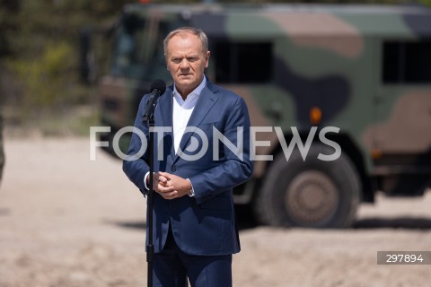  08.05.2025 WARSZAWA<br />
UROCZYSTY APEL Z OKAZJI NARODOWEGO DNIA ZWYCIESTWA W 1 WARSZAWSKIEJ BRYGADZIE PANCERNEJ<br />
N/Z PREMIER DONALD TUSK<br />
FOT. ANTONI BYSZEWSKI/FOTONEWS 