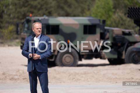  08.05.2025 WARSZAWA<br />
UROCZYSTY APEL Z OKAZJI NARODOWEGO DNIA ZWYCIESTWA W 1 WARSZAWSKIEJ BRYGADZIE PANCERNEJ<br />
N/Z PREMIER DONALD TUSK<br />
FOT. ANTONI BYSZEWSKI/FOTONEWS 