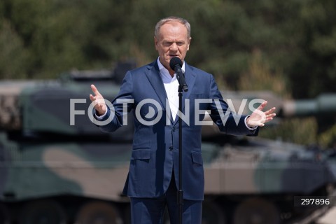  08.05.2025 WARSZAWA<br />
UROCZYSTY APEL Z OKAZJI NARODOWEGO DNIA ZWYCIESTWA W 1 WARSZAWSKIEJ BRYGADZIE PANCERNEJ<br />
N/Z PREMIER DONALD TUSK<br />
FOT. ANTONI BYSZEWSKI/FOTONEWS 