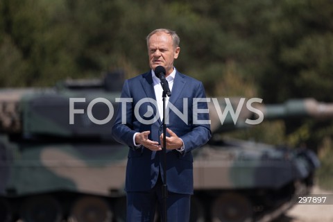  08.05.2025 WARSZAWA<br />
UROCZYSTY APEL Z OKAZJI NARODOWEGO DNIA ZWYCIESTWA W 1 WARSZAWSKIEJ BRYGADZIE PANCERNEJ<br />
N/Z PREMIER DONALD TUSK<br />
FOT. ANTONI BYSZEWSKI/FOTONEWS 