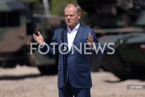  08.05.2025 WARSZAWA<br />
UROCZYSTY APEL Z OKAZJI NARODOWEGO DNIA ZWYCIESTWA W 1 WARSZAWSKIEJ BRYGADZIE PANCERNEJ<br />
N/Z PREMIER DONALD TUSK<br />
FOT. ANTONI BYSZEWSKI/FOTONEWS 