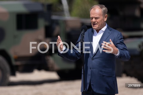  08.05.2025 WARSZAWA<br />
UROCZYSTY APEL Z OKAZJI NARODOWEGO DNIA ZWYCIESTWA W 1 WARSZAWSKIEJ BRYGADZIE PANCERNEJ<br />
N/Z PREMIER DONALD TUSK<br />
FOT. ANTONI BYSZEWSKI/FOTONEWS 