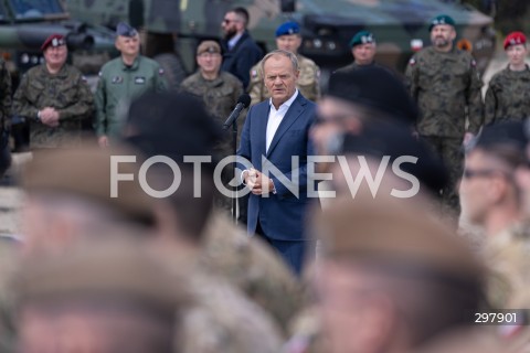  08.05.2025 WARSZAWA<br />
UROCZYSTY APEL Z OKAZJI NARODOWEGO DNIA ZWYCIESTWA W 1 WARSZAWSKIEJ BRYGADZIE PANCERNEJ<br />
N/Z PREMIER DONALD TUSK<br />
FOT. ANTONI BYSZEWSKI/FOTONEWS 