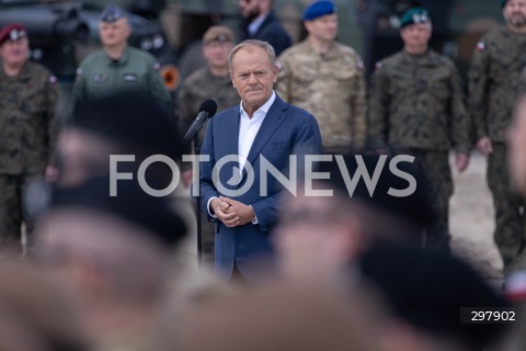  08.05.2025 WARSZAWA<br />
UROCZYSTY APEL Z OKAZJI NARODOWEGO DNIA ZWYCIESTWA W 1 WARSZAWSKIEJ BRYGADZIE PANCERNEJ<br />
N/Z PREMIER DONALD TUSK<br />
FOT. ANTONI BYSZEWSKI/FOTONEWS 