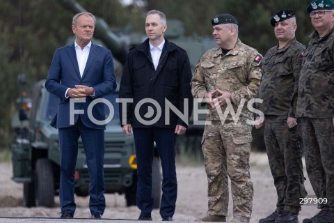  08.05.2025 WARSZAWA<br />
UROCZYSTY APEL Z OKAZJI NARODOWEGO DNIA ZWYCIESTWA W 1 WARSZAWSKIEJ BRYGADZIE PANCERNEJ<br />
N/Z PREMIER DONALD TUSK CEZARY TOMCZYK WIESLAW KUKULA<br />
FOT. ANTONI BYSZEWSKI/FOTONEWS 