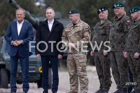  08.05.2025 WARSZAWA<br />
UROCZYSTY APEL Z OKAZJI NARODOWEGO DNIA ZWYCIESTWA W 1 WARSZAWSKIEJ BRYGADZIE PANCERNEJ<br />
N/Z PREMIER DONALD TUSK CEZARY TOMCZYK WIESLAW KUKULA<br />
FOT. ANTONI BYSZEWSKI/FOTONEWS 