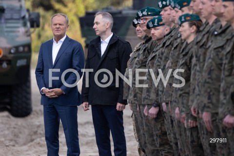  08.05.2025 WARSZAWA<br />
UROCZYSTY APEL Z OKAZJI NARODOWEGO DNIA ZWYCIESTWA W 1 WARSZAWSKIEJ BRYGADZIE PANCERNEJ<br />
N/Z PREMIER DONALD TUSK CEZARY TOMCZYK<br />
FOT. ANTONI BYSZEWSKI/FOTONEWS 