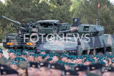  08.05.2025 WARSZAWA<br />
UROCZYSTY APEL Z OKAZJI NARODOWEGO DNIA ZWYCIESTWA W 1 WARSZAWSKIEJ BRYGADZIE PANCERNEJ<br />
N/Z CZOLG<br />
FOT. ANTONI BYSZEWSKI/FOTONEWS 